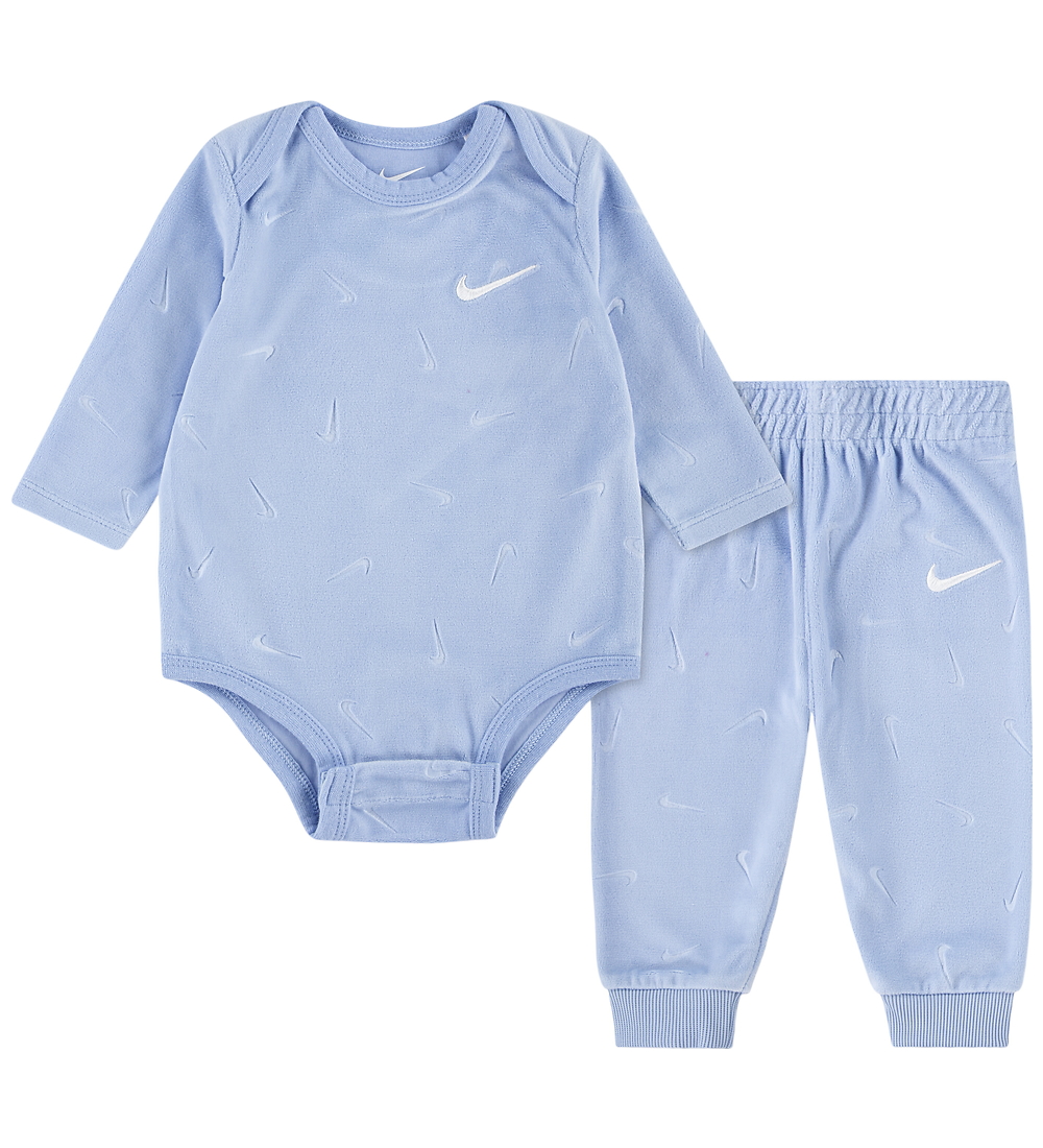 Nike Set Body l/ä/Hosen - Velours - Kobalt Bliss - Nike - 6 mt - Body L/Ä Nike Set Body l/ä/Hosen - Velours - Kobalt Bliss - Nike - 6 mt - Body L/Ä von Nike