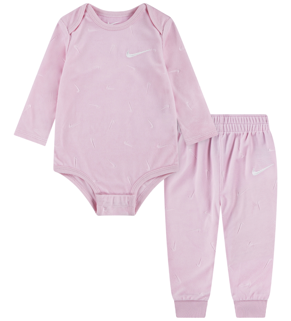 Nike Set Body l/ä/Hosen - Velours - Pink Schaumstoff - Nike - 18 mt - Body L/Ä Nike Set Body l/ä/Hosen - Velours - Pink Schaumstoff - Nike - 18 mt - Body L/Ä von Nike