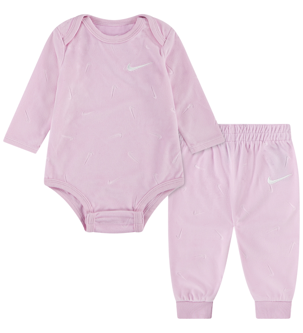 Nike Set Body l/ä/Hosen - Velours - Pink Schaumstoff - Nike - 3 mt - Body L/Ä Nike Set Body l/ä/Hosen - Velours - Pink Schaumstoff - Nike - 3 mt - Body L/Ä von Nike