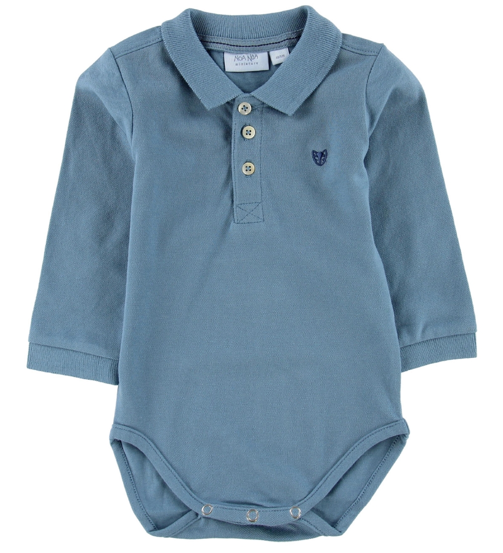 Noa Noa miniature Body l/ä - Mattblau m. Kragen - Noa Noa miniature - 0 mt - Body L/Ä Noa Noa miniature Body l/ä - Mattblau m. Kragen - Noa Noa miniature - 0 mt - Body L/Ä von Noa Noa miniature