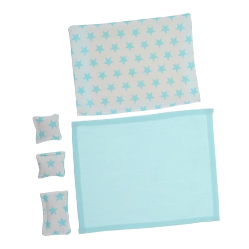OFFIGAM Miniatur Schlafzimmer Dekoration mit Steppdecke Kissen und Bettlaken Weiche Pflegeleichte Puppenhaus Deko Zubehör in Blau OFFIGAM Miniatur Schlafzimmer Dekoration mit Steppdecke Kissen und Bettlaken Weiche Pflegeleichte Puppenhaus Deko Zubehör in Blau von OFFIGAM