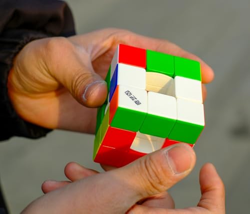 Einzigartiges Hohlherz 3x3 Magic Puzzle Cube 3x3x3 Glattes 3D Puzzle Glattes Twist Spielzeug mit Würfel Display Stand (M Edition) von Oostifun