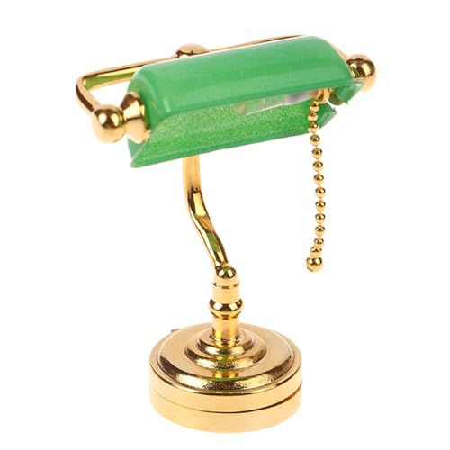 Oxxggkao Miniatur LED Schreibtischlampe Für 1/12 Skala Puppenhäuser Mit Elegantem Grünen Schatten Und Goldketten Dekorationskollektible Möbel Oxxggkao Miniatur LED Schreibtischlampe Für 1/12 Skala Puppenhäuser Mit Elegantem Grünen Schatten Und Goldketten Dekorationskollektible Möbel von Oxxggkao