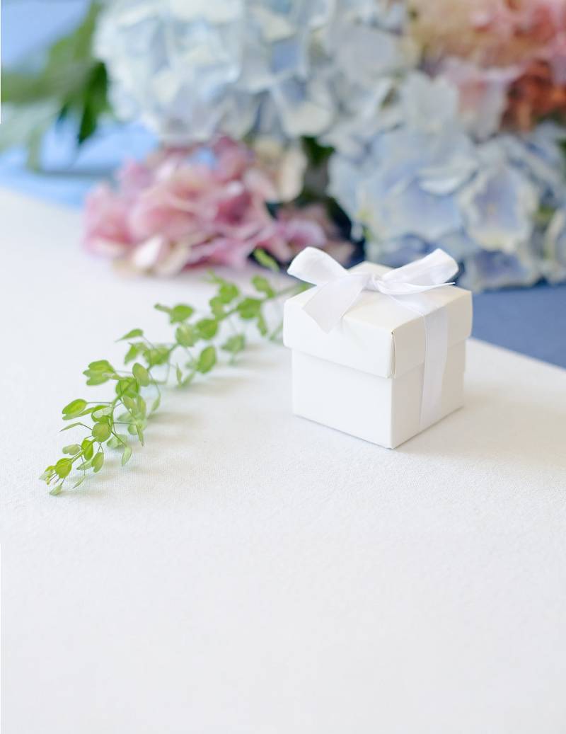 10 Kartonagen Weiß mit Schleife 5,2 x 5,2 cm von PARTYDECO