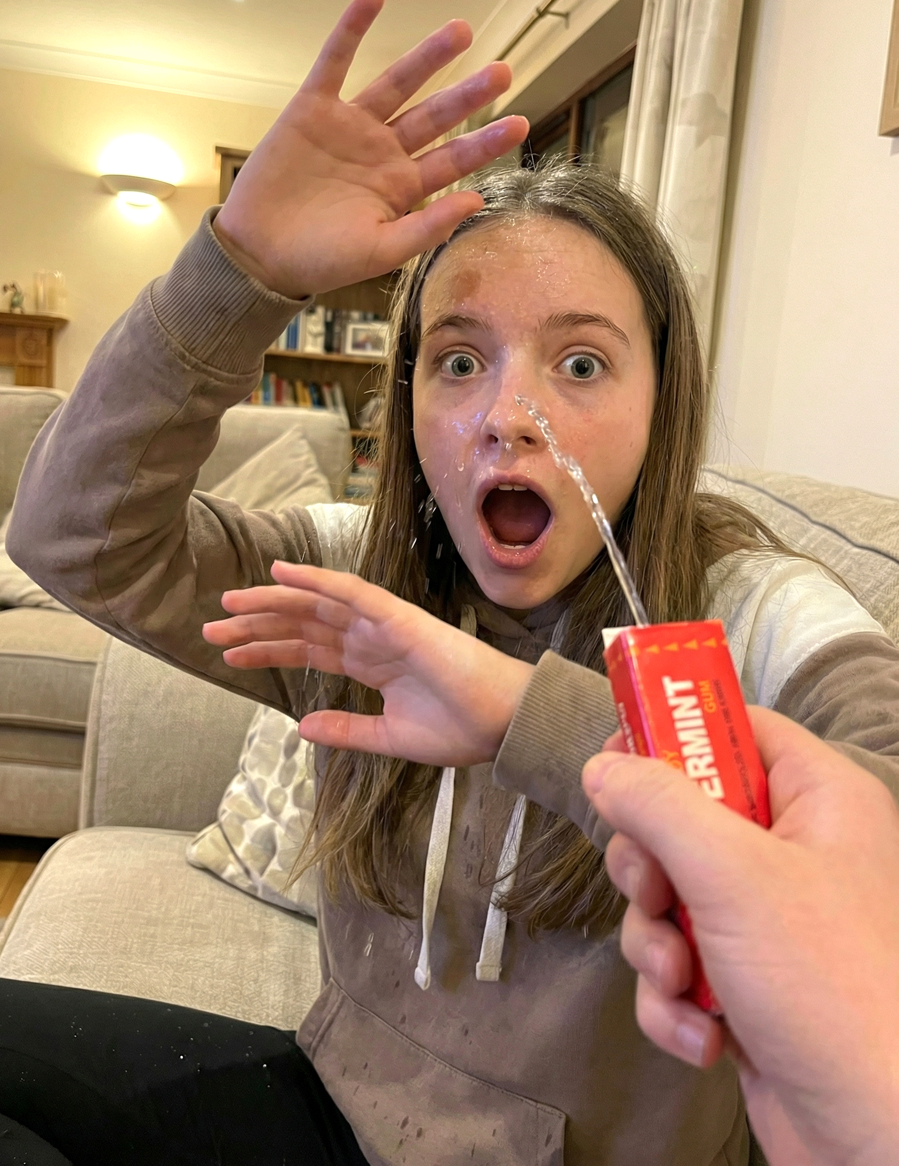 Scherzartikel Kaugummi Wasserspritze für alle – rot Scherzartikel Kaugummi Wasserspritze für alle – rot von PARTYPRO