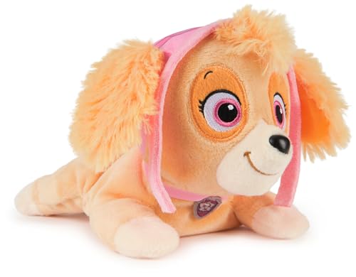 PAW Patrol GUND Skye Plush, Official Toys, Lounging Skye Plush Toy, Weighted Stuffed Animal, Sensory Toy for Ages 1 and Up, 8” von PAW PATROL