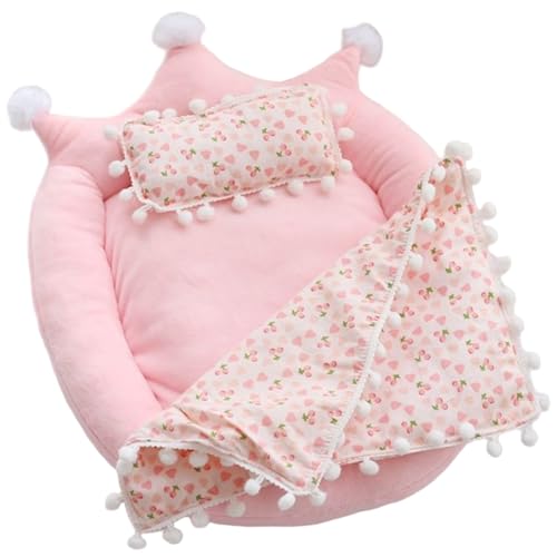 PIUpiuLIANG Puppenbett, süße Kronenform Spielzeugbett mit Kirschmusterkissen und Decke für 20 cm Puppe, Puppenhauszubehör Puppe PIUpiuLIANG Puppenbett, süße Kronenform Spielzeugbett mit Kirschmusterkissen und Decke für 20 cm Puppe, Puppenhauszubehör Puppe von PIUpiuLIANG