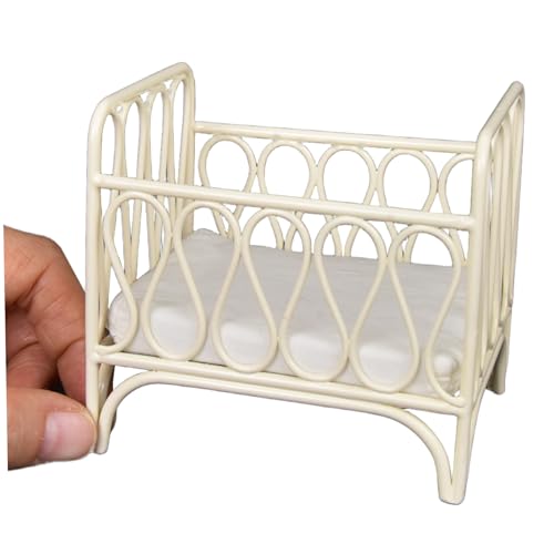 Puppenhausbett 1/12 Maßstab Metal Doll House Bett, niedliche realistische Miniaturbaby -Kinderbett -Wiege nach Puppenhaus Schlafzimmermöbeln, Weiß Puppenhausbett 1/12 Maßstab Metal Doll House Bett, niedliche realistische Miniaturbaby -Kinderbett -Wiege nach Puppenhaus Schlafzimmermöbeln, Weiß von PIUpiuLIANG