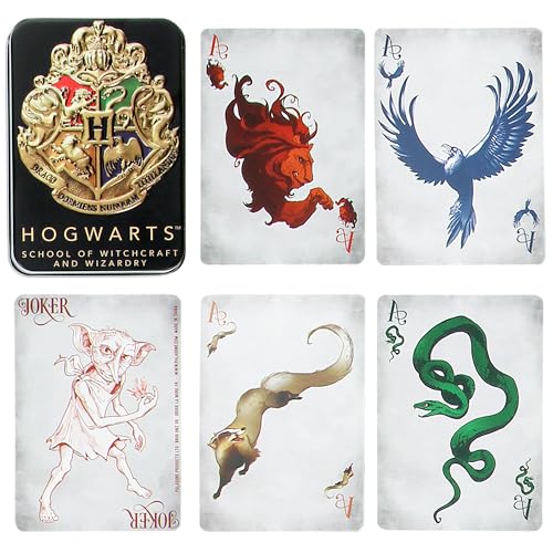 Harry Potter Hogwarts Haus Spielkarten in Einer Dose - Offiziell Lizenziertes Zauberer-Welt Merchandise, Kartenspiel mit Hufflepuff, Ravenclaw, Gryffindor & Slytherin, 54 Karten Harry Potter Hogwarts Haus Spielkarten in Einer Dose - Offiziell Lizenziertes Zauberer-Welt Merchandise, Kartenspiel mit Hufflepuff, Ravenclaw, Gryffindor & Slytherin, 54 Karten von Harry Potter