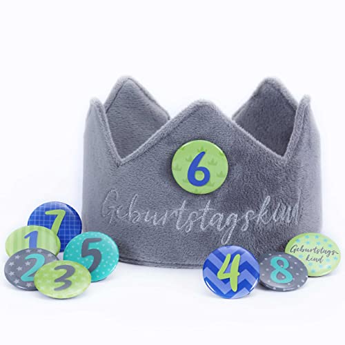 Papierdrachen Geburtstagskrone Samt mit Zahlen - Grau - für den Kindergeburtstag - Krone aus Samtstoff mit Button Zahlen von 1-8 | Party Deko Hut für Jungen & Mädchen - Set 5 Papierdrachen Geburtstagskrone Samt mit Zahlen - Grau - für den Kindergeburtstag - Krone aus Samtstoff mit Button Zahlen von 1-8 | Party Deko Hut für Jungen & Mädchen - Set 5 von Papierdrachen