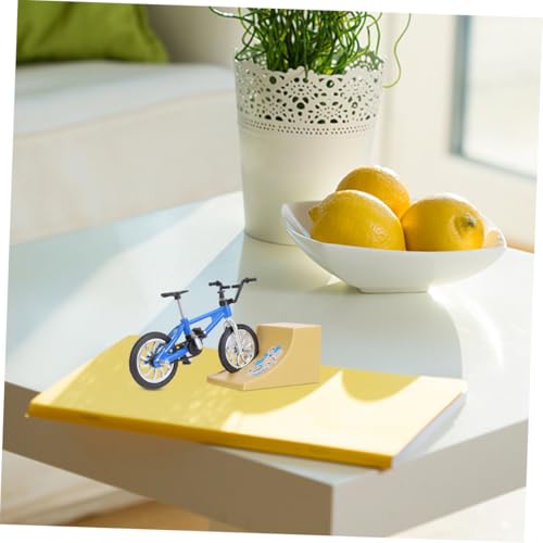 Parliky 2 Sätze Finger Bike Ramp Kit aus Aluminiumlegierung und Kunststoff Realistisches Mini Finger Skateboard für Tischspiele Buntes Fingerskateboard für Freizeitspaß von Parliky