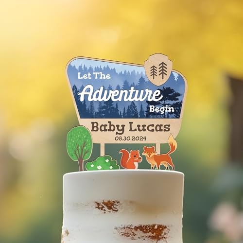 Party to Be Custom Baby Dusche Kuchen Topper Let the Adventure Begin 3D Nationalpark Kuchen Dekoration mit Personalisiert Name und Datum in Happy Camper Topper Holz und weißem Acryl (Design 02) von Party to Be