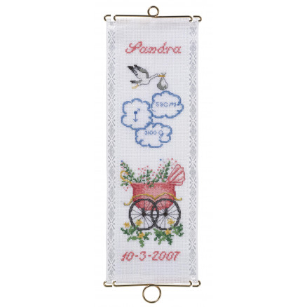 Permin Stickerei-Set Aida Glockenband Geburtstafel Sandra mit Halterung 12x35cm Permin Stickerei-Set Aida Glockenband Geburtstafel Sandra mit Halterung 12x35cm von Permin