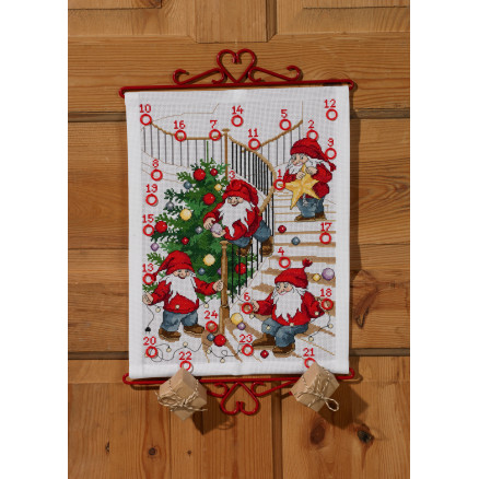 Permin Stickerei-Set Weihnachtskalender Elfen schmücken den Baum Permin Stickerei-Set Weihnachtskalender Elfen schmücken den Baum von Permin