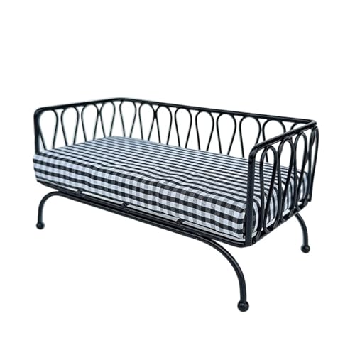 1 x 12 Scale Winziger Eisen-Sofa-Stuhl mit Stoffkissen für Modellhaus-Möbelsammlung Eisen und Stoff Modell Haus Stuhl Zubehör 1 x 12 Scale Winziger Eisen-Sofa-Stuhl mit Stoffkissen für Modellhaus-Möbelsammlung Eisen und Stoff Modell Haus Stuhl Zubehör von Pffiocix