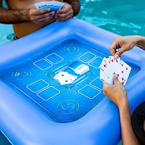 Poolcandy Schwimmender Spieltisch mit wasserdichten Spielkarten Aufblasbar, Pannensicheres Vinyl, Selbstschwimmender Kartentisch für Poolpartys und Ausflüge zum Strand oder See von Poolcandy