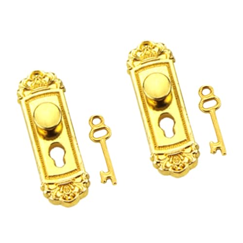 QIYUDUOLA Miniatur-Türschloss und Schlüssel im Maßstab 1:12, 2-in-1-Packung, Türklopfer, Schloss-Set, Vintage-Puppenhäuser-Dekoration QIYUDUOLA Miniatur-Türschloss und Schlüssel im Maßstab 1:12, 2-in-1-Packung, Türklopfer, Schloss-Set, Vintage-Puppenhäuser-Dekoration von QIYUDUOLA
