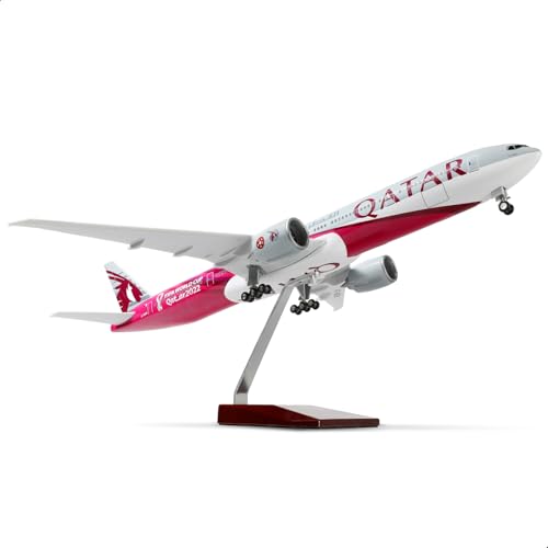 QIYUMOKE 1/150 Die-Cast Flugzeugmodell für Boeing 777-300ER A7-BEB für Qatar Airways 18,5 Zoll (mit Ständer) als Geschenk für Luftfahrt-Enthusiasten (WM-Gedenkbemalung). von QIYUMOKE
