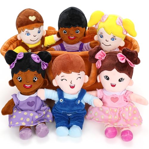 Qpewep 6 x Plüschpuppen für Kinder, 20,3 cm, weiche gefüllte Figuren mit austauschbarer Kleidung und Korb zur Aufbewahrung Qpewep 6 x Plüschpuppen für Kinder, 20,3 cm, weiche gefüllte Figuren mit austauschbarer Kleidung und Korb zur Aufbewahrung von Qpewep
