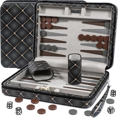 Magnetisches Reise-Backgammon-Set für Erwachsene – Hochwertiges PU-Leder Backgammon-Brettspiel für Erwachsene und Kinder – 36 cm Geschenk für Männer – Backgammons-Brett im PU-Leder-Etui Magnetisches Reise-Backgammon-Set für Erwachsene – Hochwertiges PU-Leder Backgammon-Brettspiel für Erwachsene und Kinder – 36 cm Geschenk für Männer – Backgammons-Brett im PU-Leder-Etui von Queensell