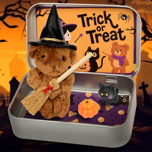 Halloween-Bär in einer Box für Süßes oder Saures, Halloween-Dekorationen, handgefertigter süßer Hexenbär in einer Blechdose, Halloween-Dekor mit Hexen-Zauberer-Decke, Besenumhang, Kürbis & Katze von Quixion