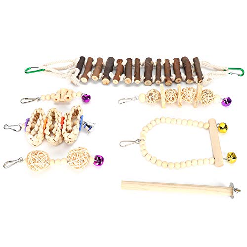 Qukaim Vogelkäfig-Spielzeug-Set, Holzschaukel zum Aufhängen, Kauspielzeug mit hängender Glocke, Vogelhängematte, Seilspielzeug für Papageien, Kanarienvögel und kleine Vögel, 7-teilig Qukaim Vogelkäfig-Spielzeug-Set, Holzschaukel zum Aufhängen, Kauspielzeug mit hängender Glocke, Vogelhängematte, Seilspielzeug für Papageien, Kanarienvögel und kleine Vögel, 7-teilig von Qukaim