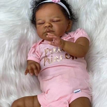 ROSHUAN Realistische afrikanische Reborn Babypuppen Schwarzes Mädchen 19 Zoll lebensechte schlafende Neugeborene Babypuppen Braune Haut, die echt lebendig aussehen Reborn Puppe Handgemachte Spielzeug von ROSHUAN