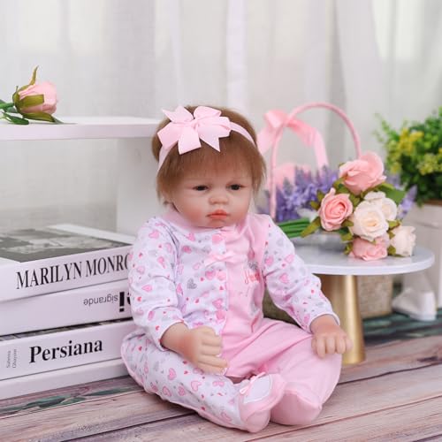 RUNGQIANY Realistische Babypuppe Mit Herzmuster-Strampler, Rosa Haarschleife, 50 cm WeichköRper Reborn Puppe ZubehöR FüR Kinder Ab 3 Jahren Reborn Puppen Lebensecht Spielzeug Geschenk RUNGQIANY Realistische Babypuppe Mit Herzmuster-Strampler, Rosa Haarschleife, 50 cm WeichköRper Reborn Puppe ZubehöR FüR Kinder Ab 3 Jahren Reborn Puppen Lebensecht Spielzeug Geschenk von RUNGQIANY
