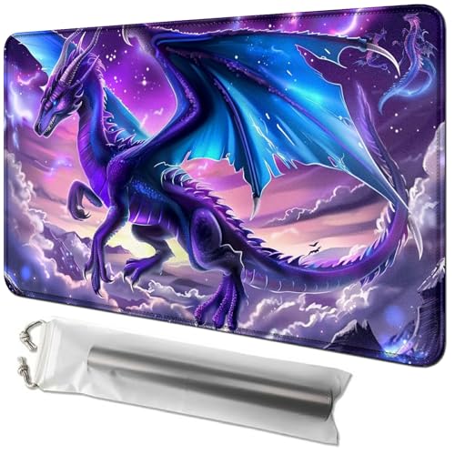 RWUTYTIUL Kartenspielmatte 61 x 35,6 cm mit Playmat-Tube-Tasche, Kartenspiel-Spielmatte mit genähtem Commander-Deckbrett, MTG, RPG, CCG, TCG, Kartenspiel, Schreibtischmatten für Anfänger, Lila Drache RWUTYTIUL Kartenspielmatte 61 x 35,6 cm mit Playmat-Tube-Tasche, Kartenspiel-Spielmatte mit genähtem Commander-Deckbrett, MTG, RPG, CCG, TCG, Kartenspiel, Schreibtischmatten für Anfänger, Lila Drache von RWUTYTIUL