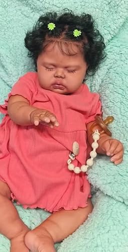 RXDOLL 61 cm afrikanische Amerika Reborn Kleinkind Schwarz Mädchen Realistische Reborn Babypuppen Tuch Körper schlafende Kleinkindpuppen, die echt aussehen mit dunkelbrauner Haut Pickle von RXDOLL