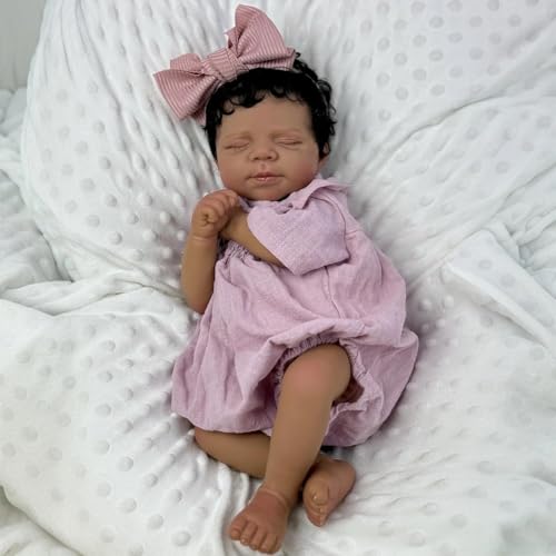 RXDOLL Realistische Babypuppe Schwarzes Mädchen 18 Zoll Afroamerikanische Reborn Babypuppen Stoffkörper Lebensechte Neugeborene Puppen, die echt Biracial Silikon Babies Puppe Pascale aussehen von RXDOLL