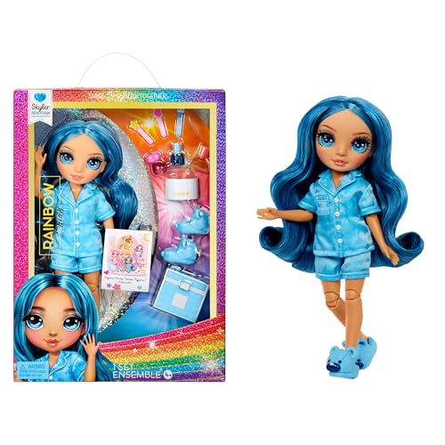 Rainbow High Junior High PJ Party - Skyler (Blau) - 22 cm Puppe mit weichem Einteiler, Hausschuhen und Spielzubehör - Kinderspielzeug - Ideal für 4-12 Jahre von Rainbow High