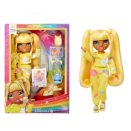 Rainbow High Junior High PJ Party - Sunny (Gelb) - 22 cm Puppe mit weichem Einteiler, Hausschuhen und Spielzubehör - Kinderspielzeug - Ideal für 4-12 Jahre von Rainbow High