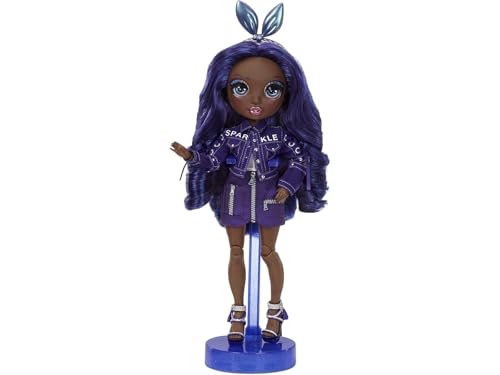 Rainbow High Modepuppe - Kristal Bailey - Indigo Puppe mit 2 Luxus-Outfits - inkl. Accessoires und Puppenständer Series 2 - Tolles Geschenk für Kinder und Sammler ab 6 Jahren Rainbow High Modepuppe - Kristal Bailey - Indigo Puppe mit 2 Luxus-Outfits - inkl. Accessoires und Puppenständer Series 2 - Tolles Geschenk für Kinder und Sammler ab 6 Jahren von Rainbow High