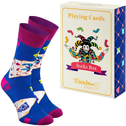 Rainbow Socks – Sockenkartenstock – 1 Paar, Dunkle Farben - Geschenksocken Für Einen Liebhaber Von Kartenspielen- Größe 36-40 Rainbow Socks – Sockenkartenstock – 1 Paar, Dunkle Farben - Geschenksocken Für Einen Liebhaber Von Kartenspielen- Größe 36-40 von Rainbow Socks