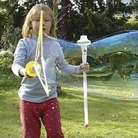 Seifenblasen-Schwert für XXL-Riesen-Seifenblasen + Seifenblasenflüssigkeit 125 ml Seifenblasen-Schwert für XXL-Riesen-Seifenblasen + Seifenblasenflüssigkeit 125 ml von Rasehorn.com