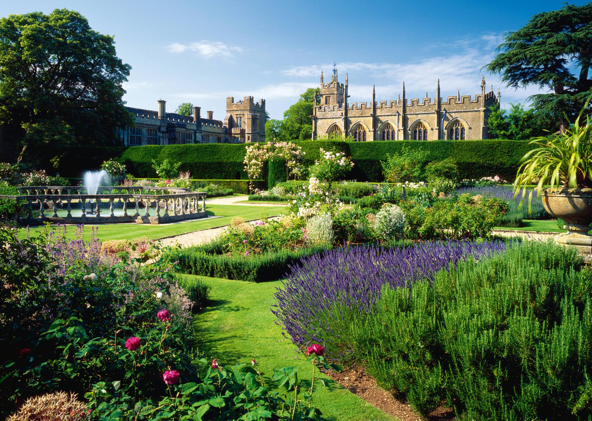 Ravensburger Garten der Königin, Schloss Sudeley, England 1000 Teile Puzzle Ravensburger-00848 Ravensburger Garten der Königin, Schloss Sudeley, England 1000 Teile Puzzle Ravensburger-00848 von Ravensburger