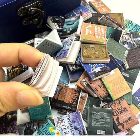 50 Stück Miniatur Bücher Seitenumblättern,Realistische Verarbeitung,Miniatur Puppenhaus Zubehör,Verschieden Mini Brands Books,Geeignet für Miniatur-Bücherregale, Wohnzimmer,Schlafzimmer,Arbeitszimmer von Rbleote