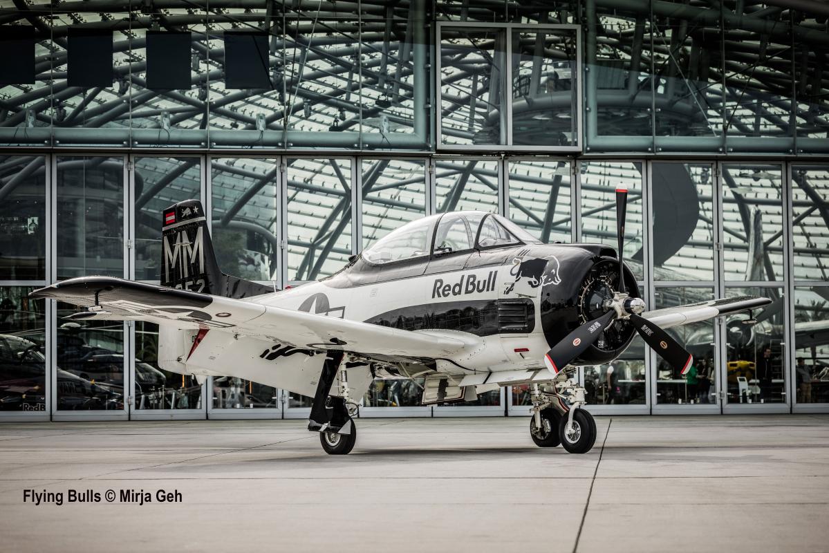 Flying Bulls T-28 - Geschenkset Flying Bulls T-28 - Geschenkset von Revell