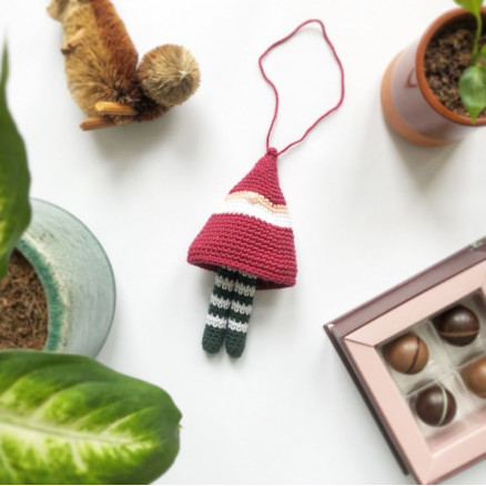 Baumelnder Weihnachts-Wichtel by Rito Krea - Häkelmuster mit Kit 15cm Baumelnder Weihnachts-Wichtel by Rito Krea - Häkelmuster mit Kit 15cm von Rito Krea