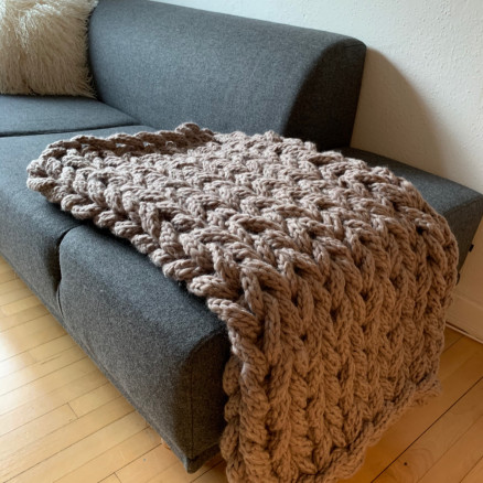 Chunky Blanket by Rito Krea - Strickmuster mit Kit Decke 130x110cm Chunky Blanket by Rito Krea - Strickmuster mit Kit Decke 130x110cm von Rito Krea