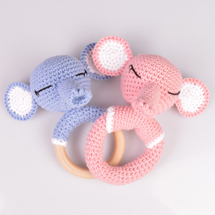 Elefantenrasseln von Rito Krea - Rassel Häkelmuster mit Kit 14cm - 2 Stk Elefantenrasseln von Rito Krea - Rassel Häkelmuster mit Kit 14cm - 2 Stk von Rito Krea