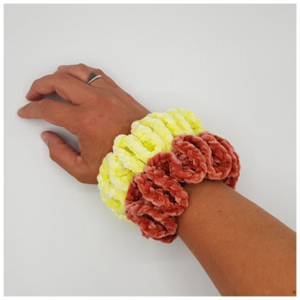 Ida's Velour Scrunchie by Rito Krea - Häkelmuster mit Kit - 5 Stk von Rito Krea
