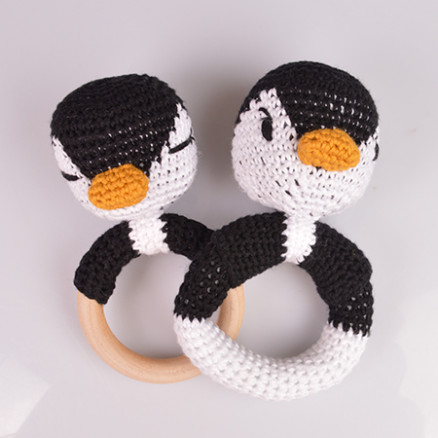 Pinguinrasseln von Rito Krea - Rassel Häkelmuster mit Kit 13cm von Rito Krea