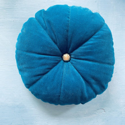 Rundes Couchkissen aus Cord by Rito Krea - Nähmuster mit Kit Kissen 28cm Rundes Couchkissen aus Cord by Rito Krea - Nähmuster mit Kit Kissen 28cm von Rito Krea