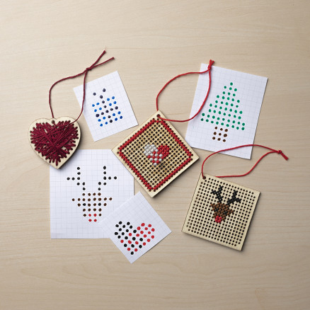 Weihnachtsstickerei auf Holzbrett by Rito Krea - Stickerei DIY Muster - 10 Stück von Rito Krea