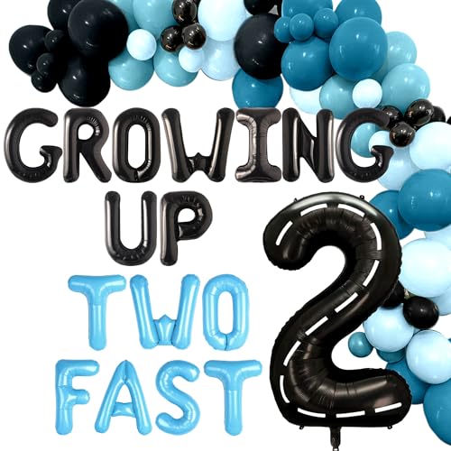 Zwei schnelle Geburtstagsdekorationen Aufwachsen Zwei schnelle Hintergrund Nummer 2 Luftballons Rennwagen Jungen 2. Geburtstag für Rennwagen Party Zwei schnelle Geburtstagsdekorationen Aufwachsen Zwei schnelle Hintergrund Nummer 2 Luftballons Rennwagen Jungen 2. Geburtstag für Rennwagen Party von Roaring Good Time