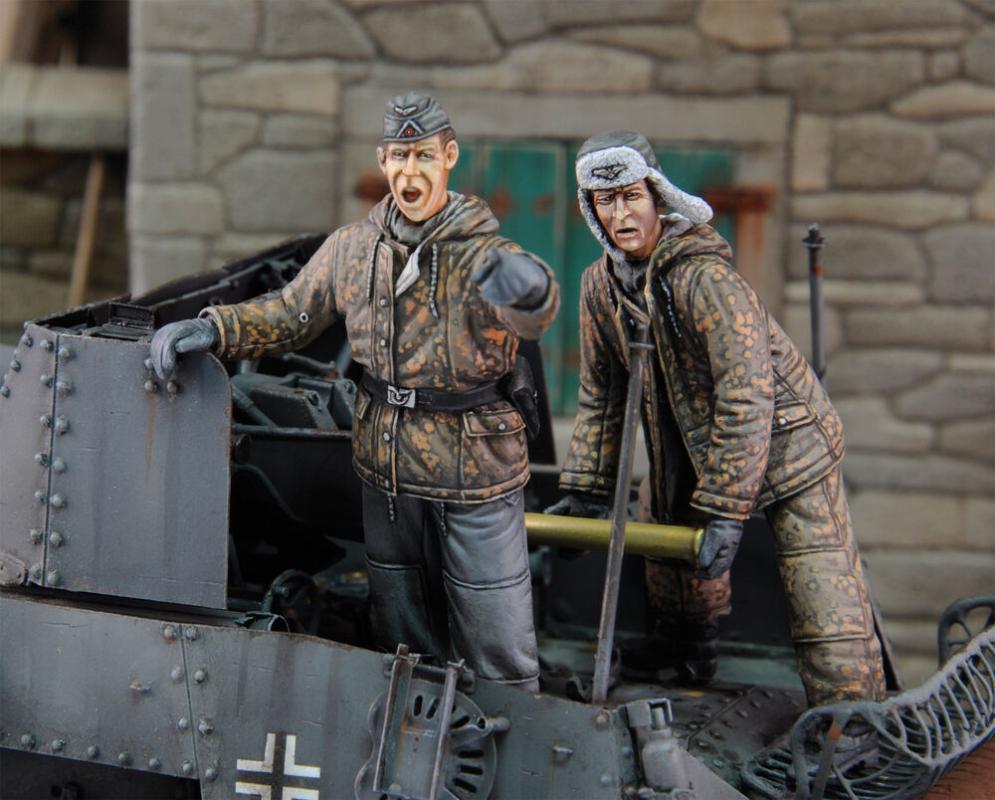 German tankers in winter dress loading ammo (2 Figuren) von Royal Model