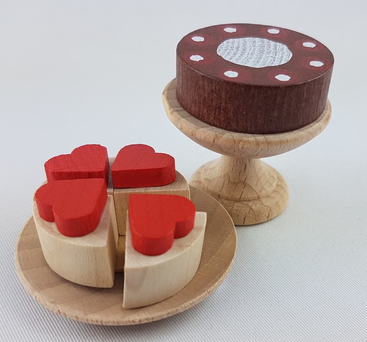 Torte auf Teller und Etagere - Leckere Gaumenfreuden für dein Puppenhaus Torte auf Teller und Etagere - Leckere Gaumenfreuden für dein Puppenhaus von Rülke Holzspielzeug