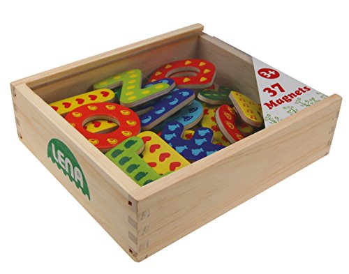 SIMM Spielwaren 65823 Magnet Holzkiste, mit 37 magnetischen Holzbuchstaben in verschließbarer Kiste, Magnetbuchstaben Set für Kinder ab 3 Jahre, ABC Alphabet Buchstaben aus Holz, Mehrfarbig, Klein von Lena